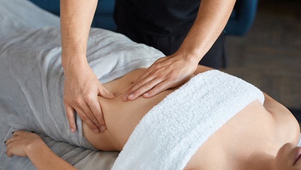 Thường xuyên massage vùng bụng là cách giảm mỡ bụng tại nhà hiệu quả