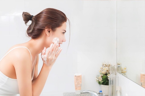Khi rửa mặt cần tránh cho nước tiếp xúc tại vùng mí sau khi nhấn